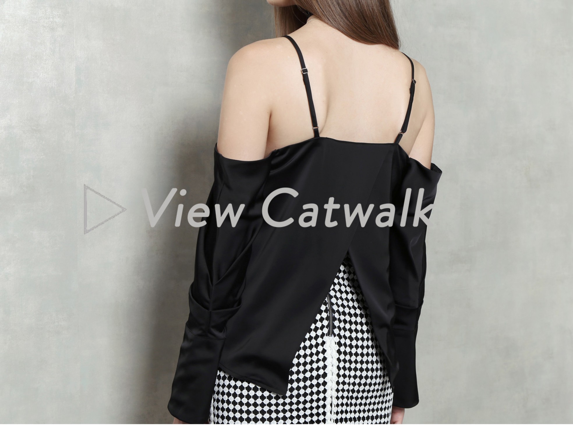 MOMENTS L'SLEEVE TOP - BLACK